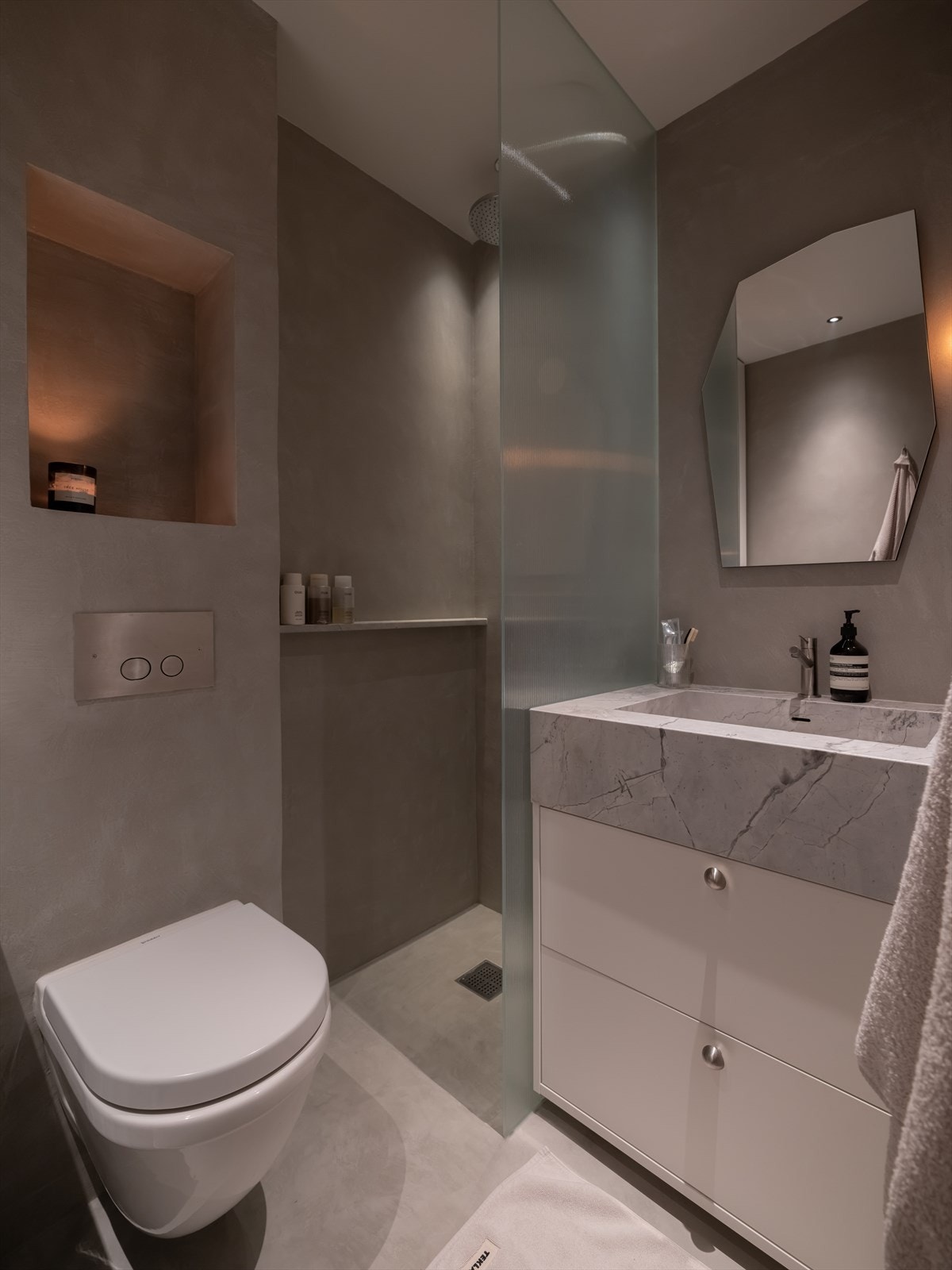 Lekkert bad med varmekabler i gulv og opplegg for vaskemaskin. Galleribilde