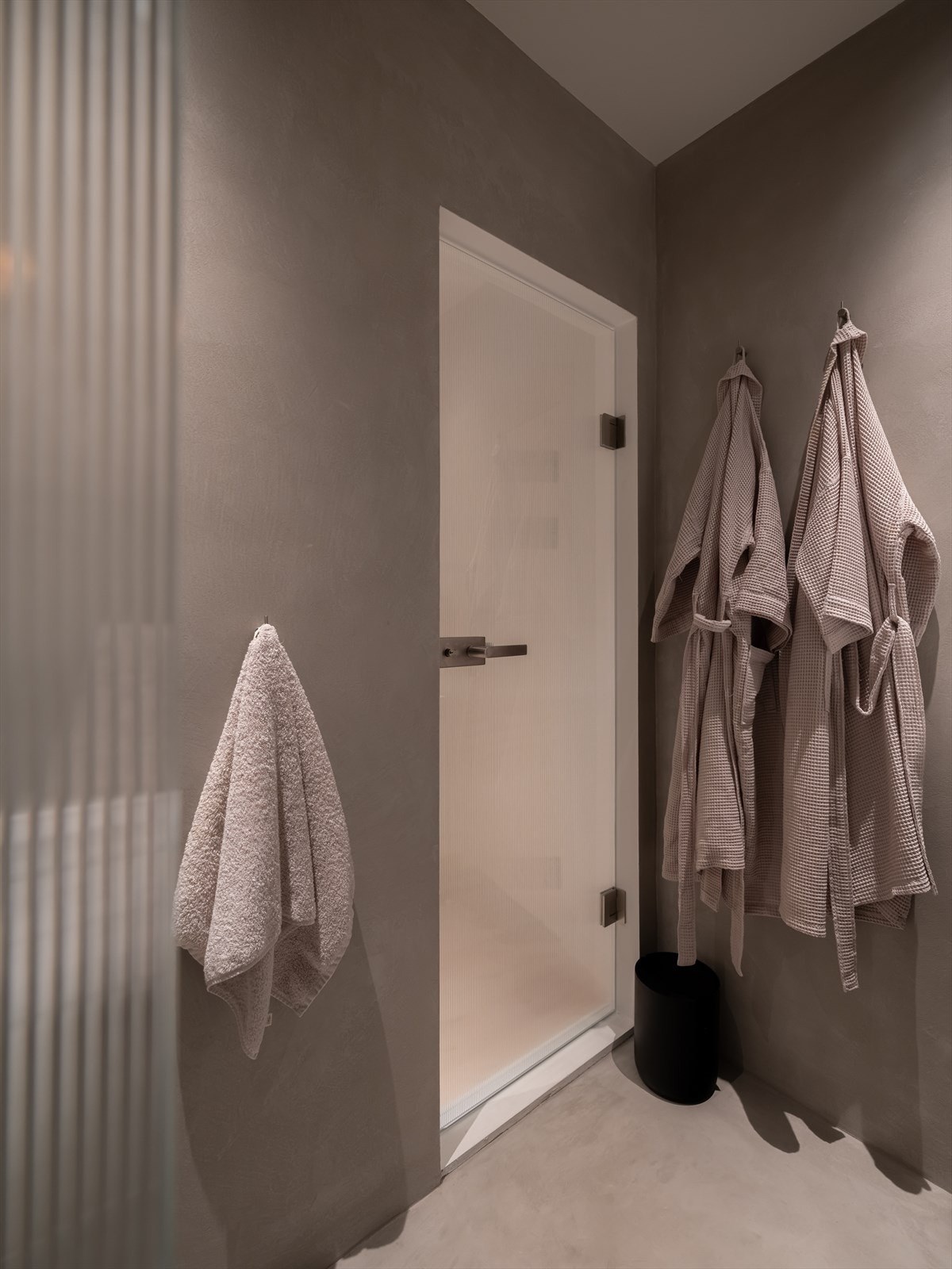 Spafølelse på badet med mikrosement, spesiallaget steinvask i Brasiliansk kvartsitt og ny innredning i 2025. Galleribilde