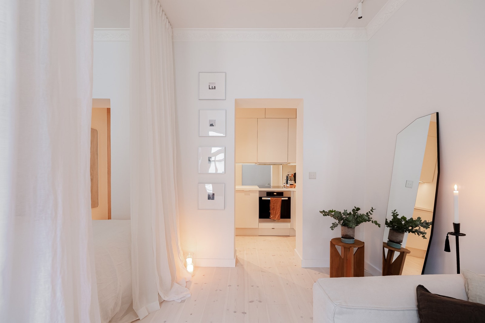 Leiligheten har generøs takhøyde helt opptil 2.90 m. Galleribilde