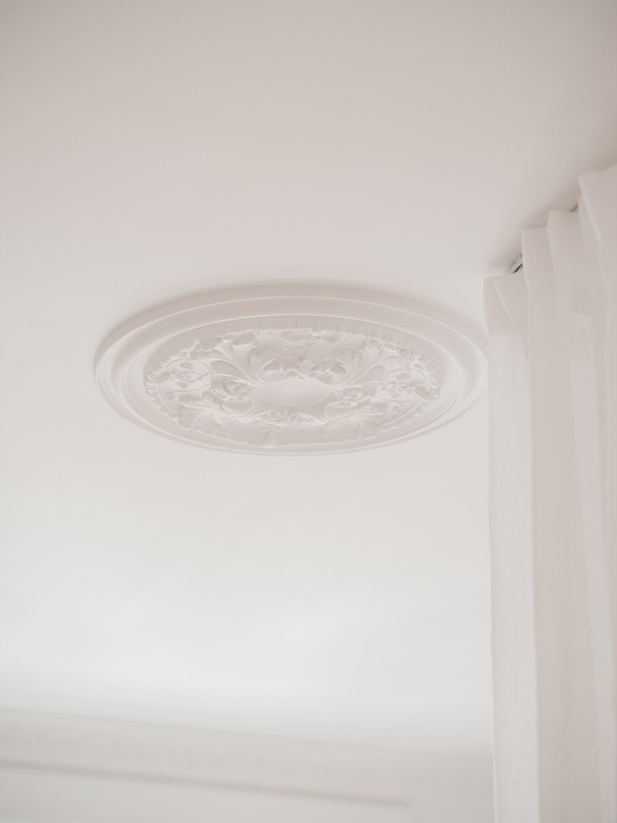 Klassiske detaljer som rosett og stukkatur. Galleribilde