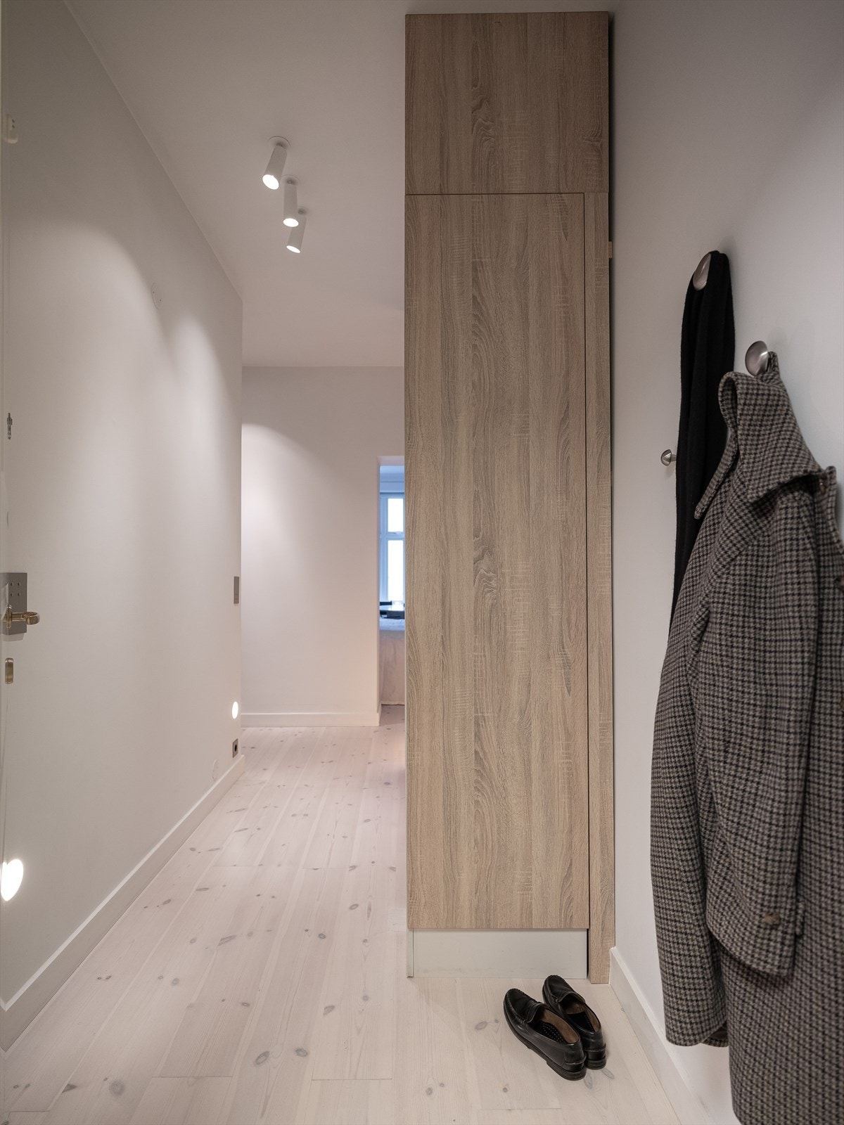 Innholdsrikt høyskap i entréen sørger for optimal oppbevaring. Galleribilde