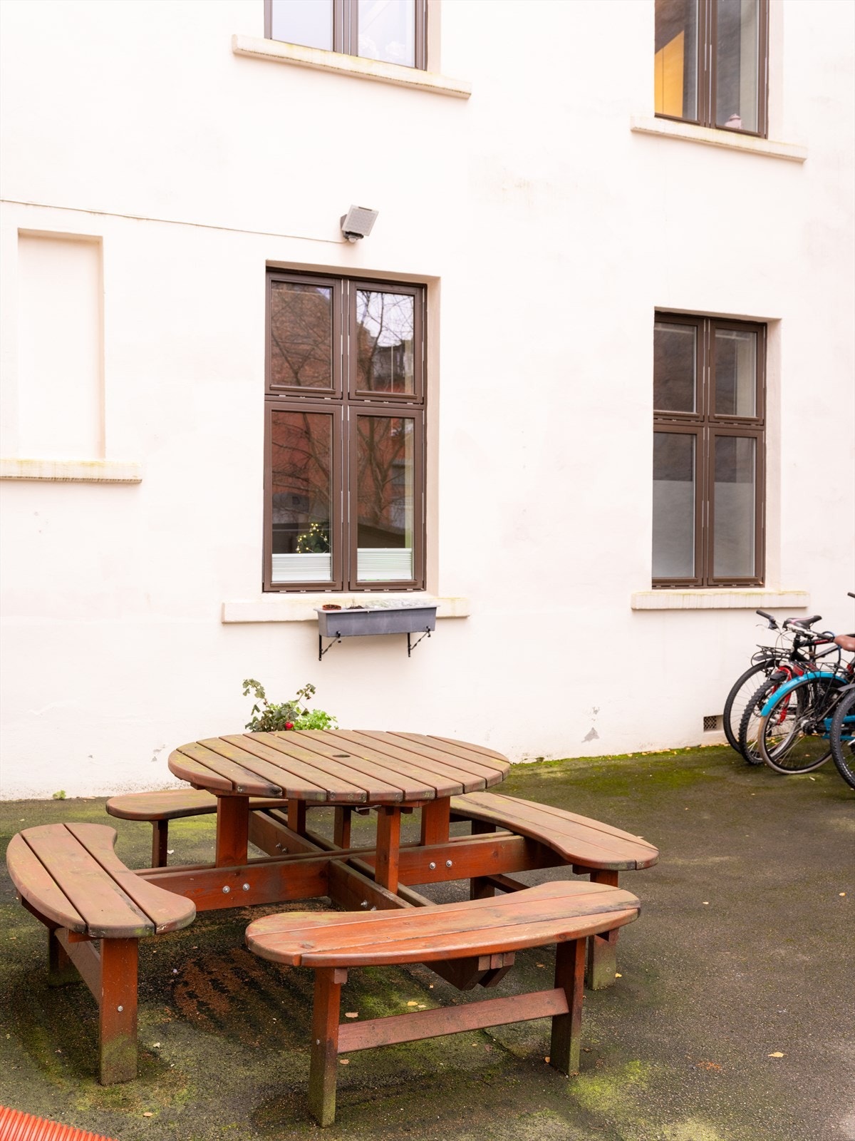 Trivelig bakgård med felles sittegrupper for beboerne. Galleribilde