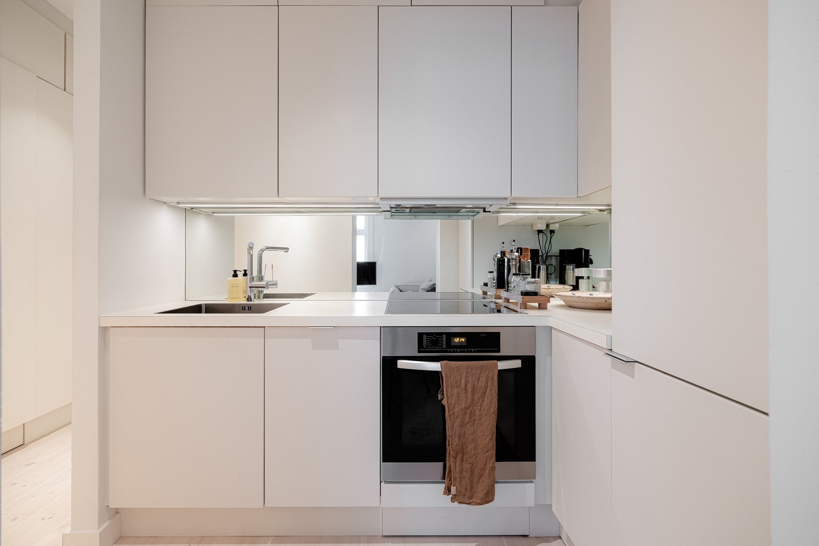 Speil på kjøkkenet skaper en fin forstørrelseseffekt. Galleribilde