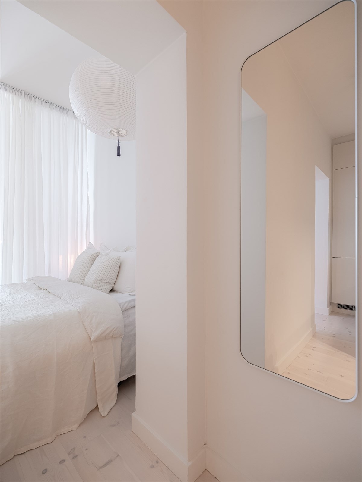 Det er inngang til sovesonen fra stuen og entréen. Galleribilde