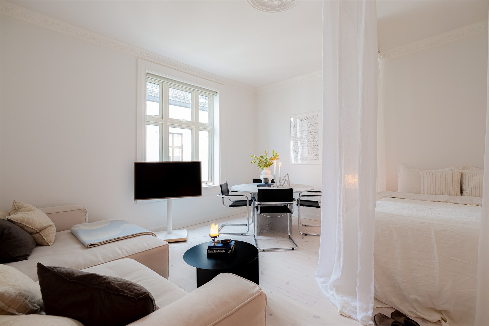 Lys og trivelig stue med god plass til å møblere etter ønske og behov. Galleribilde