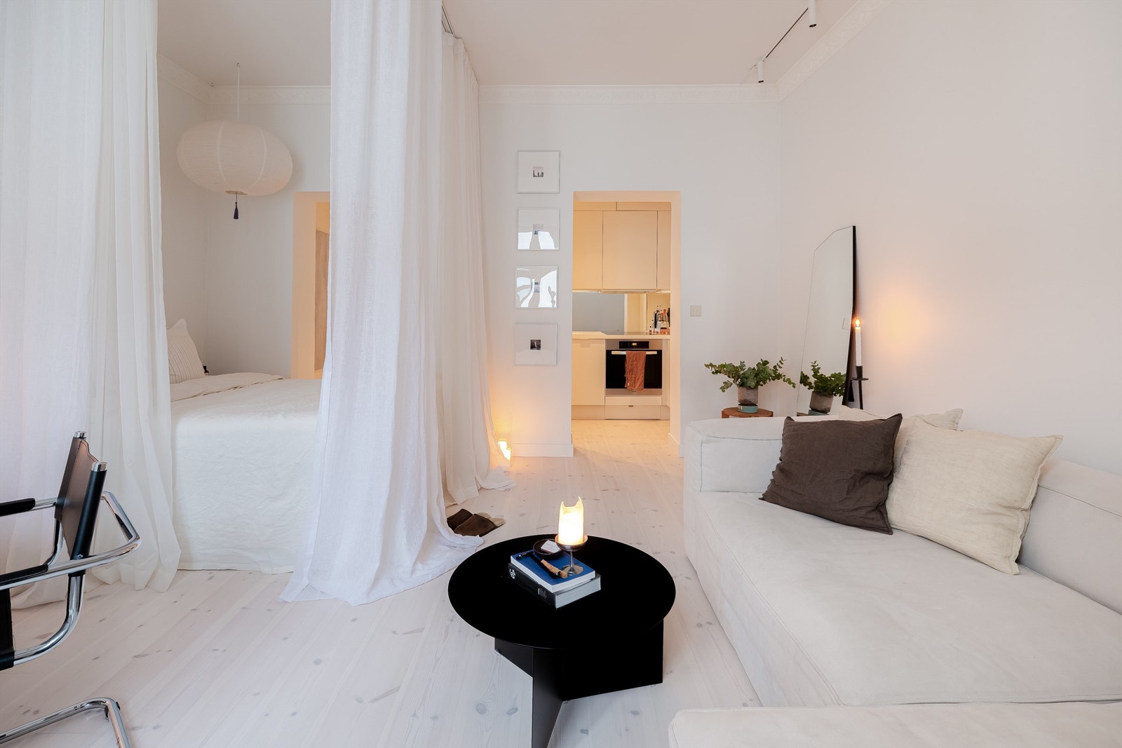 Beliggenheten er perfekt for deg som ønsker rolige omgivelser, samtidig som du bor nærme Bogstadveien. Galleribilde