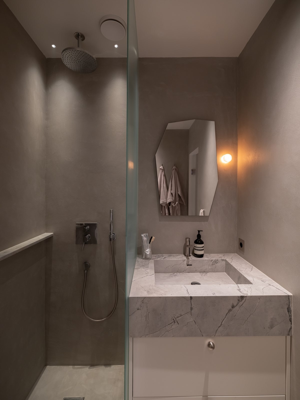 Rillet glassdør i dusjsonen også som bidrar til en smakfull rød tråd i leiligheten. Galleribilde