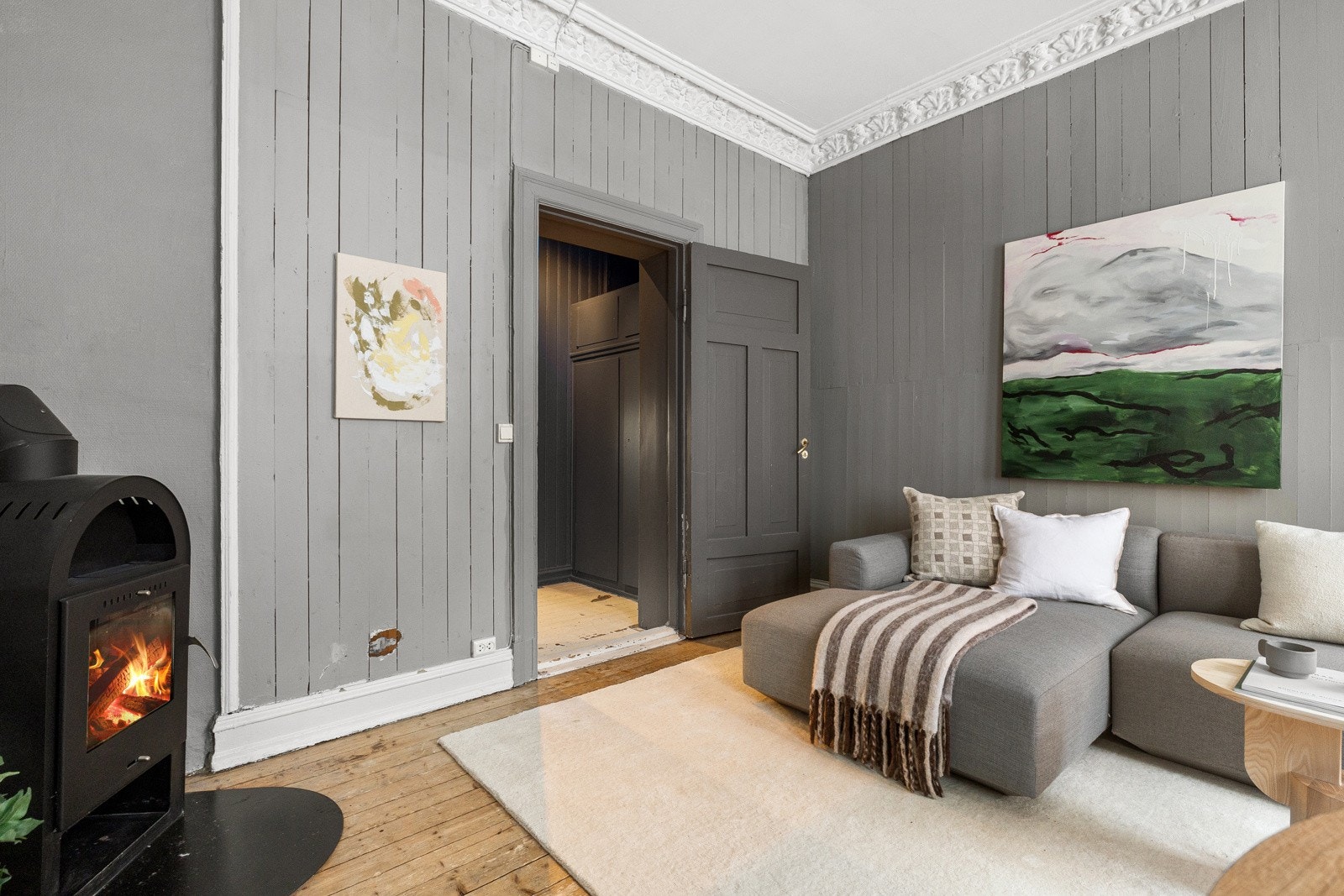 Rommet er utstyrt med peis som varmer godt på kalde dager. Galleribilde