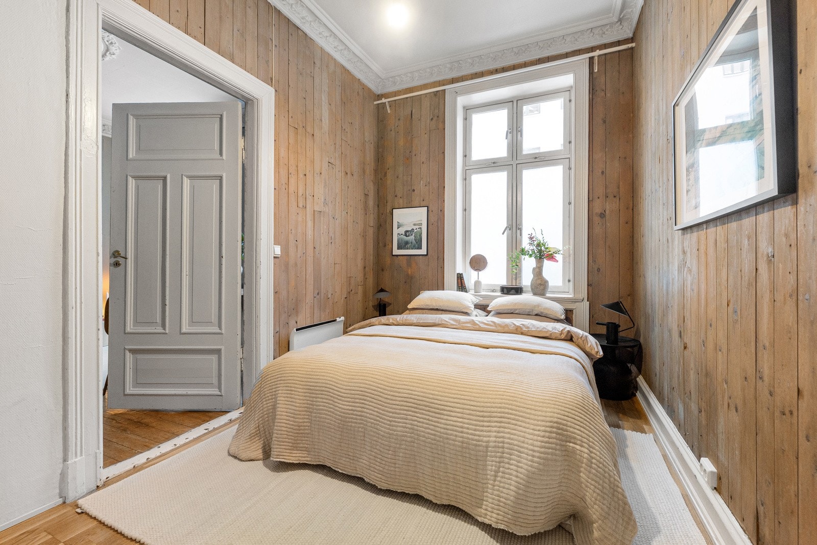 Soverommet har plass til dobbeltseng med nattbord. Galleribilde