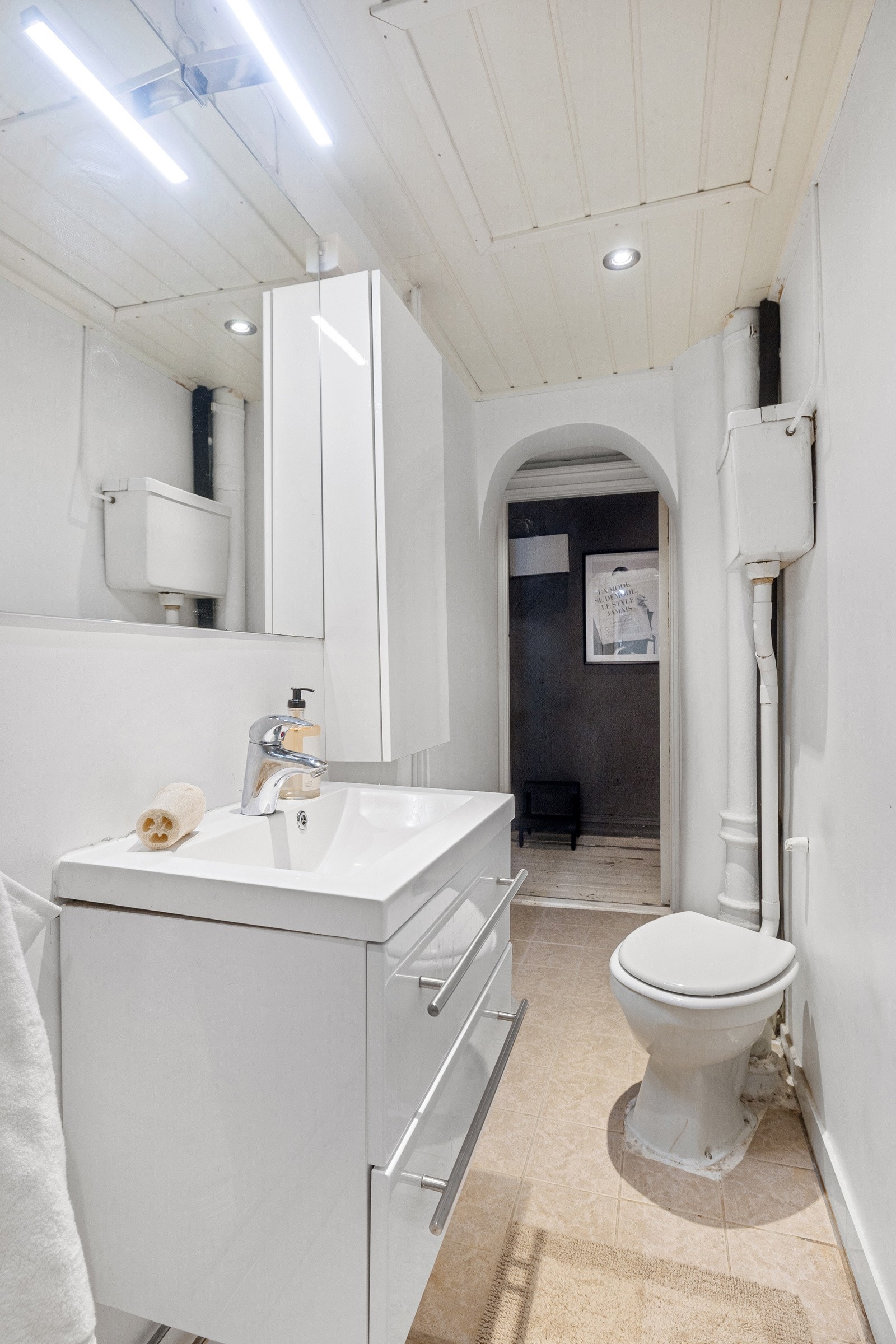 Over servanten er det speil som bidrar til en god romfølelse. Galleribilde