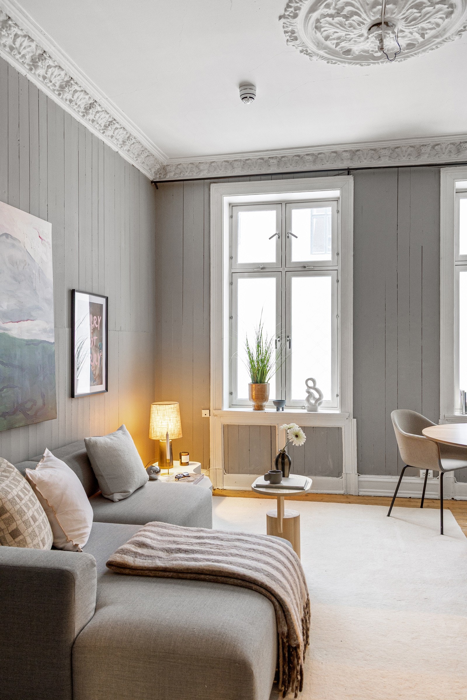 Store vindusflater slipper inn rikelig med naturlig lys Galleribilde