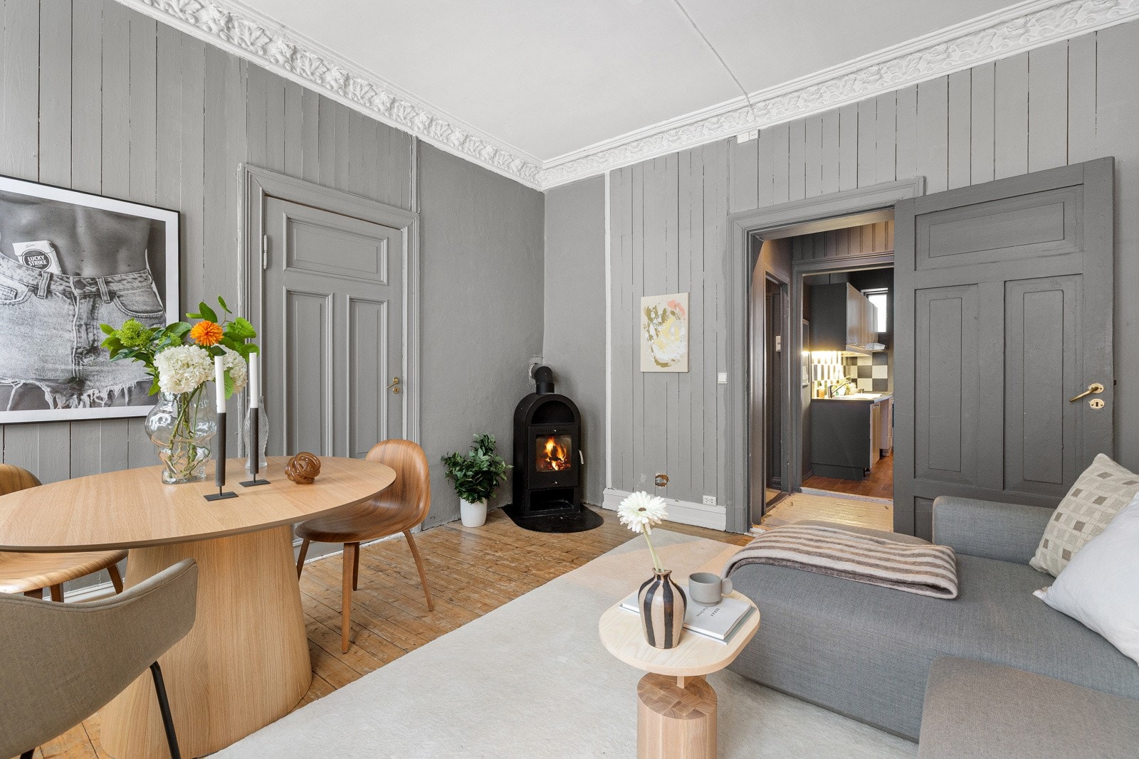 Stuen er romslig med god plass til sofagruppe og et lite spisebord. Galleribilde