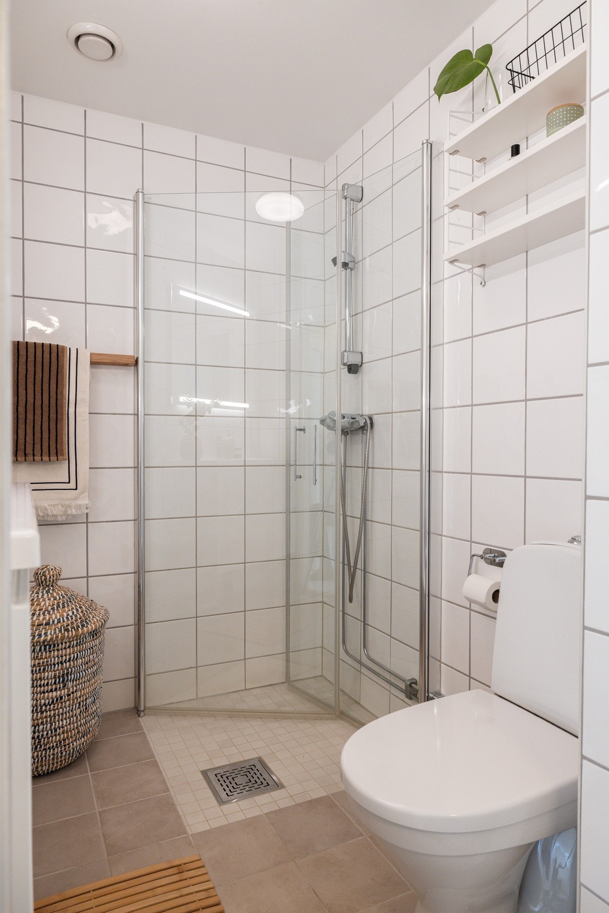 Badet har avtrekk i himling og varmekabler på gulvet. Galleribilde