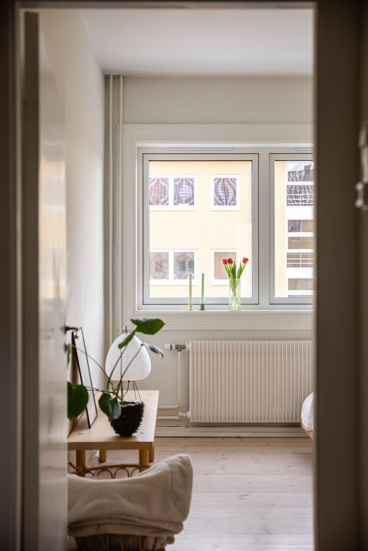 Leiligheten har et romslig og delikat soverom med inngang fra entreen. Galleribilde