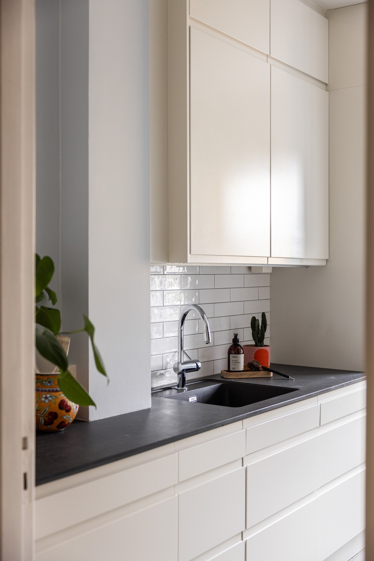 Alle hvitevarer på kjøkkenet er integrert og medfølger salget. Galleribilde