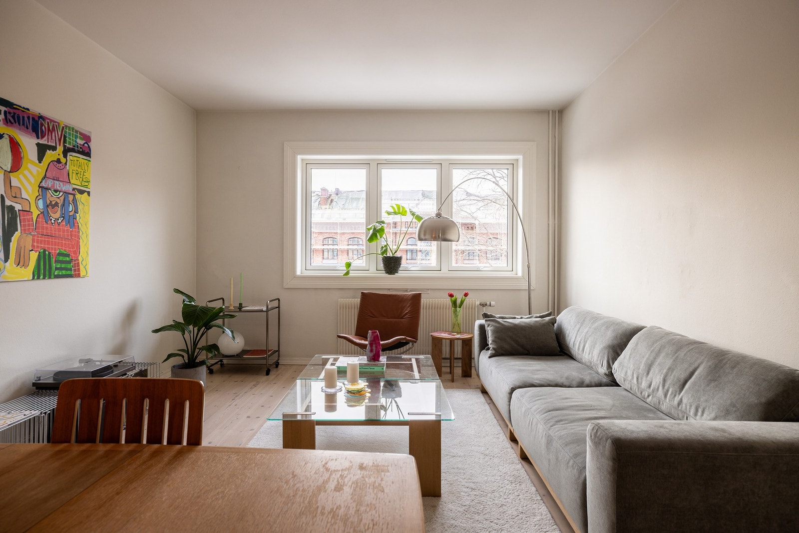 Den gjennomgående planløsningen slipper lyset inn og rommenes størrelse åpner opp for ulike bruks-muligheter. Galleribilde