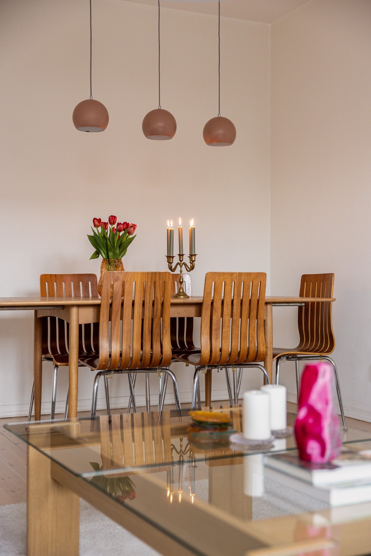 I dette hjemmet er de fleste overflatene holdt i hvitt for å skape et tidløst uttrykk. Galleribilde