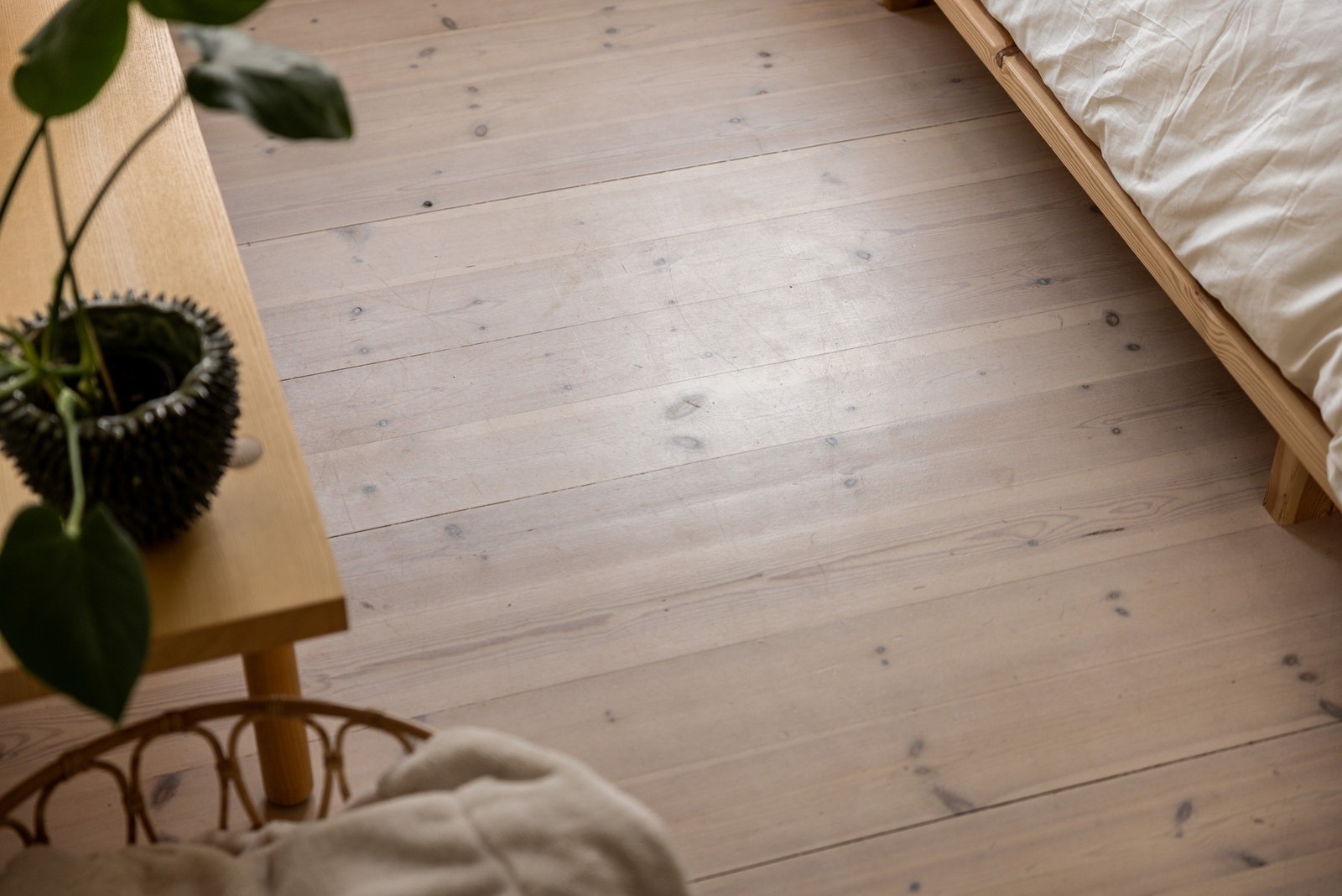 De originale tregulvene er pent slipt ned og går igjen i alle rom. Galleribilde