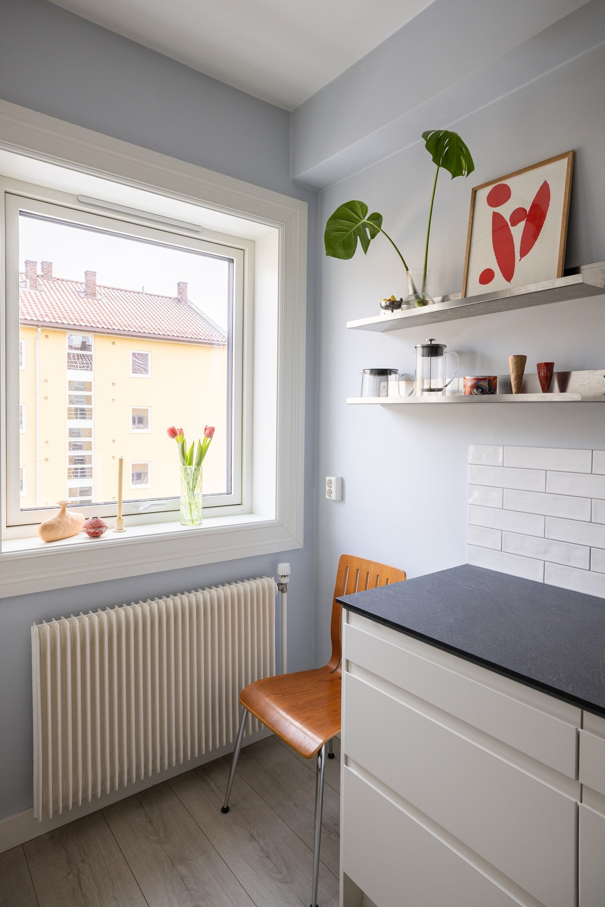 Fra vinduet ser man ut mot bakgården. Galleribilde