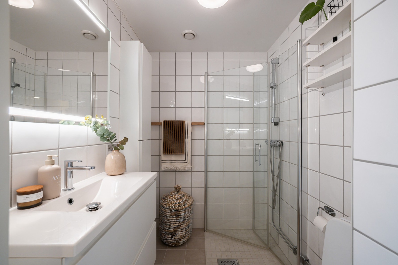 Delikat baderom som er rehabilitert i regi av gården. Galleribilde