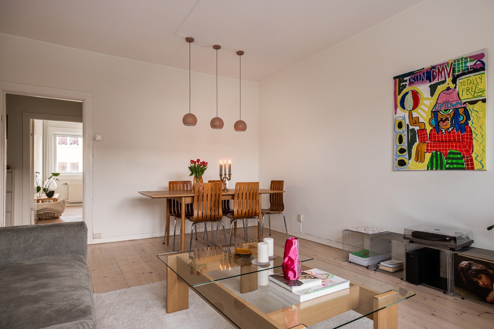 I stuen er det god plass til både sittegruppe og spiseplass. Galleribilde