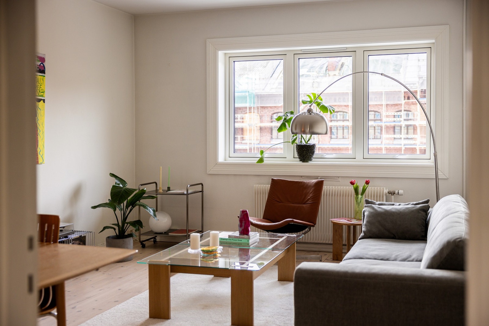 Dette er en lys og tiltalende 2-roms i 4. etasje med populær beliggenhet på Torshov. Galleribilde