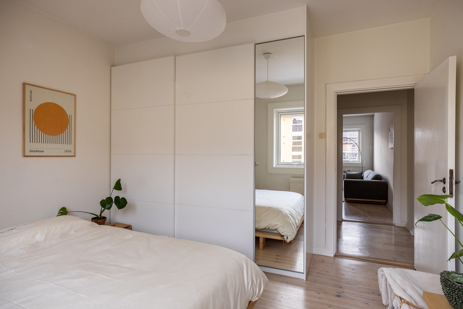 Den romslige garderoben gir rikelig med oppbevaringsplass. Galleribilde