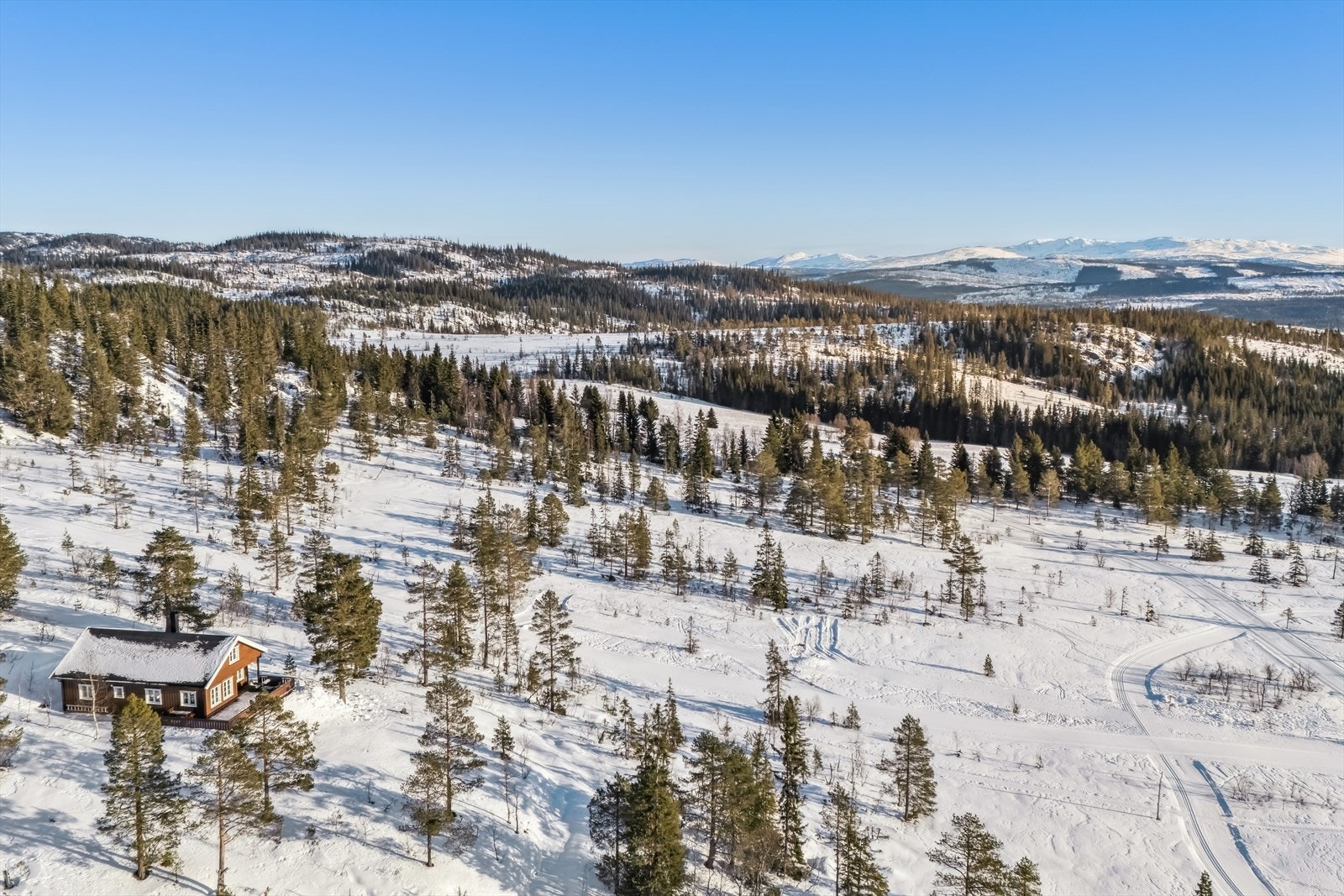 Hytta ligger fin til i forhold til skisporet, det er bare å ta på seg skiene og sette ut fra døra Galleribilde