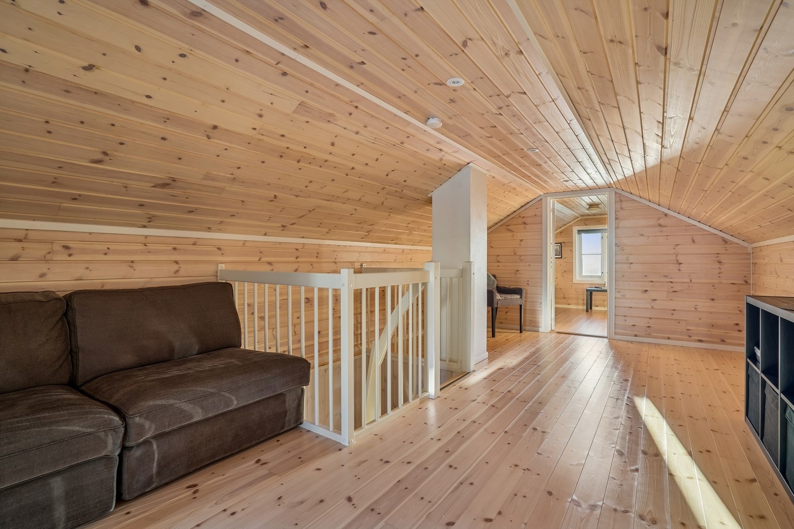 Loftet er bestående av 3 rom hvor det største har vært brukt som loftstue Galleribilde