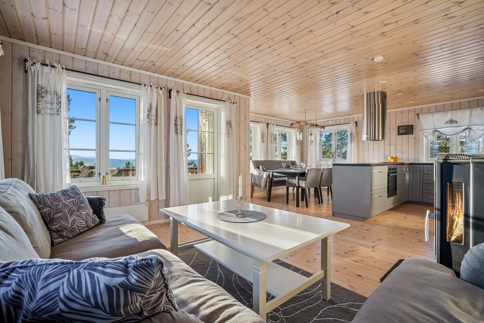 Fra stua er det direkte utgang til terrassen Galleribilde