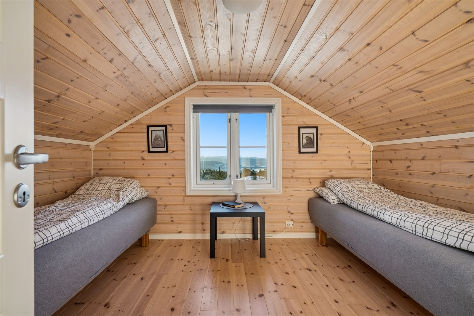 Det er også kneloft med gode oppbevaringsmulighter Galleribilde