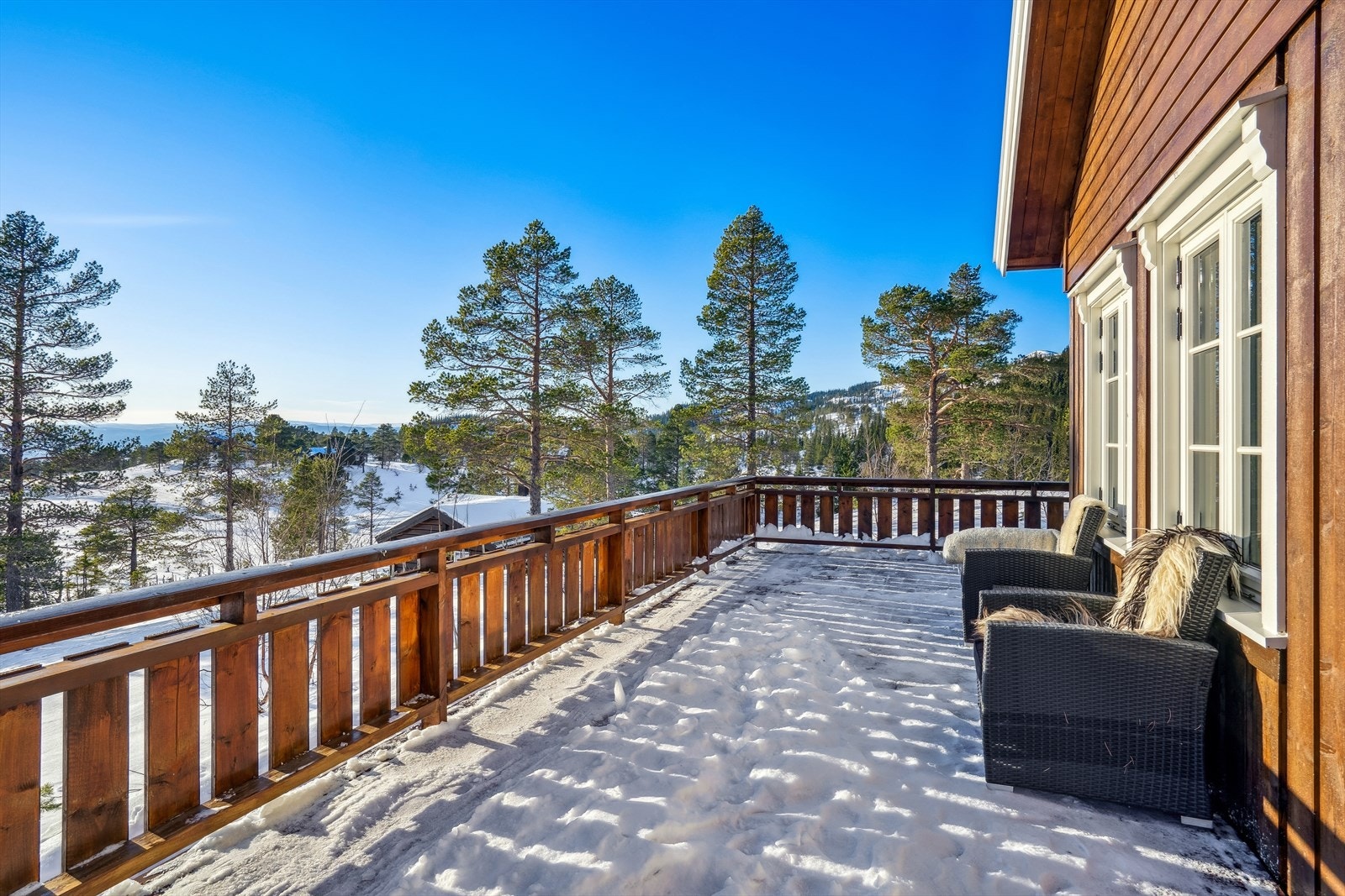 Terrassen er på hele 34 kvm. og kan innredes med flere sitteplasser Galleribilde