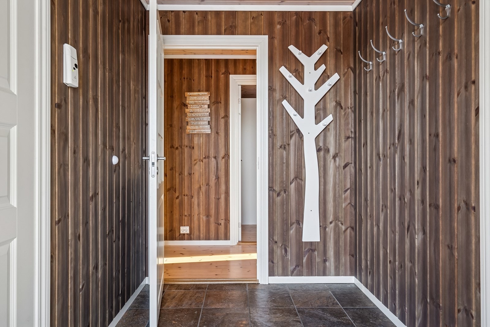 Velkommen inn! Praktisk og romslig entre med flislagt gulv med varme Galleribilde