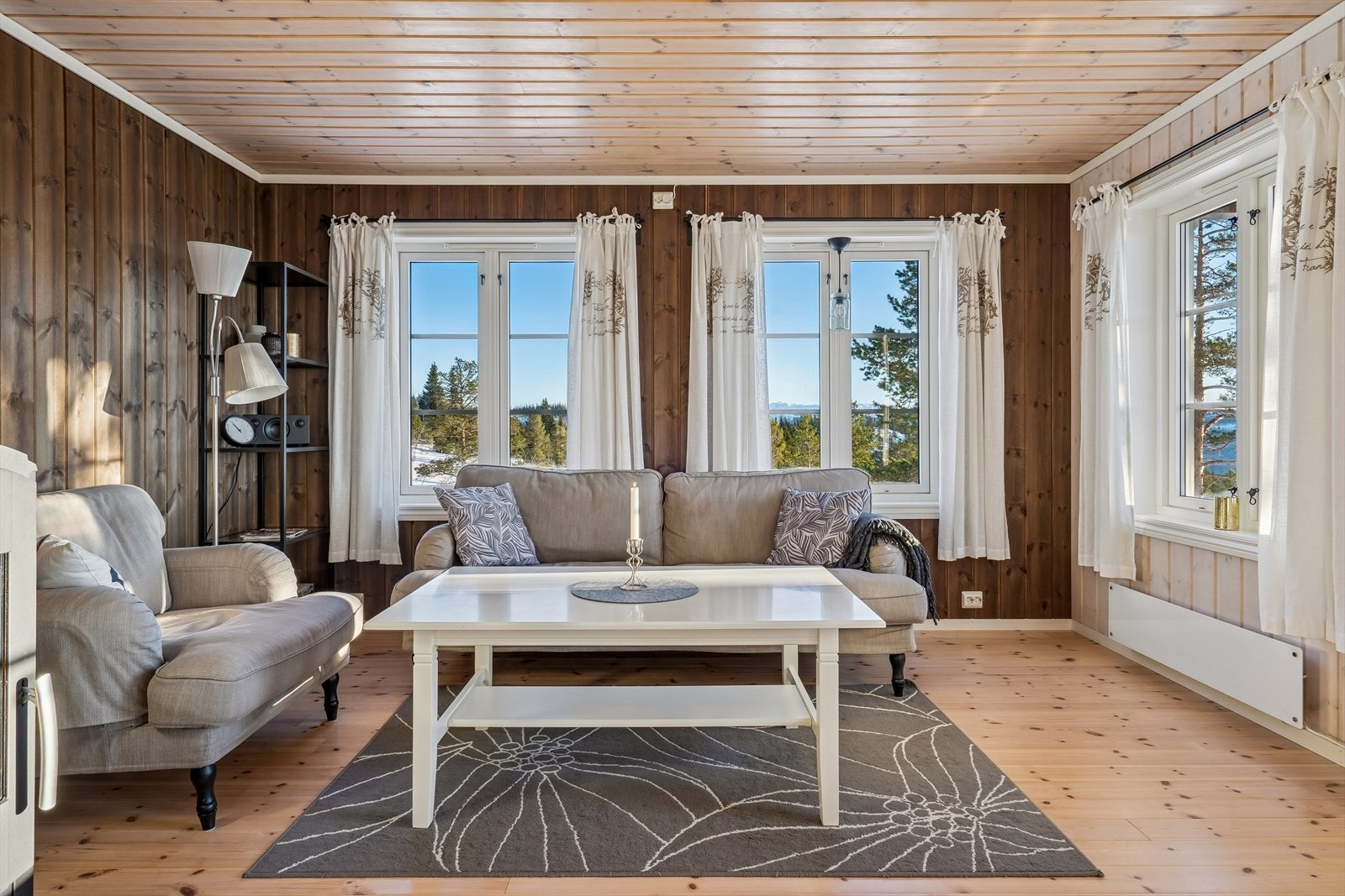 Det er også WiFi-styrte panelovner slik at hytta kan varmes opp hjemmefra Galleribilde