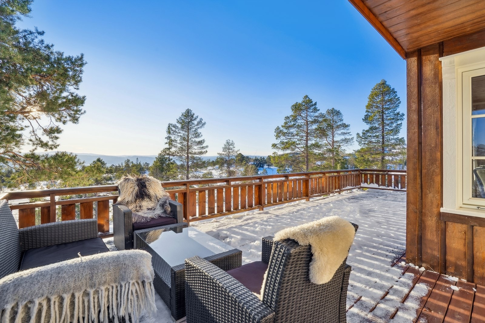 Hytta er vendt mot sør og får dermed også meget gode solforhold Galleribilde