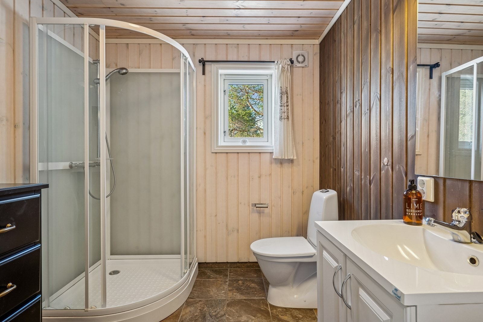 Romslig bad med flislagt gulv med gulvvarme Galleribilde