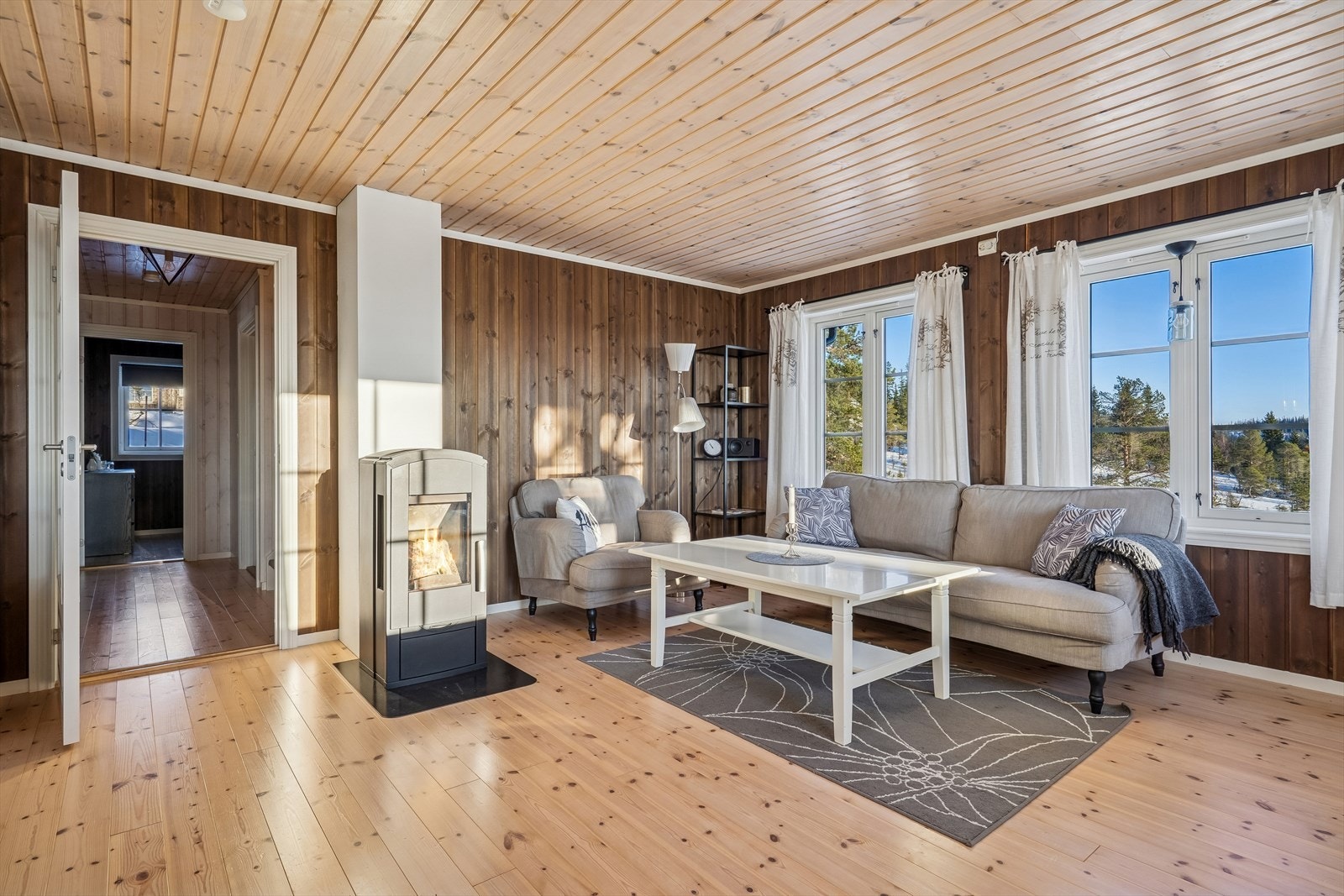 Vedovn skaper koselig atmosfære og god oppvarming Galleribilde