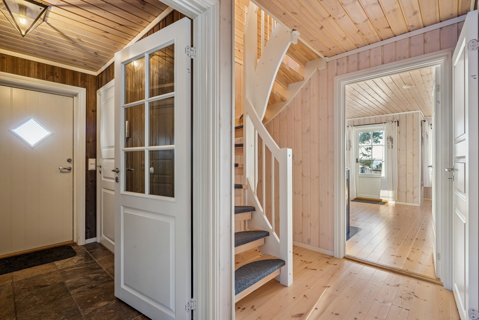 Fra gangen er det adkomst til loftetasjen Galleribilde