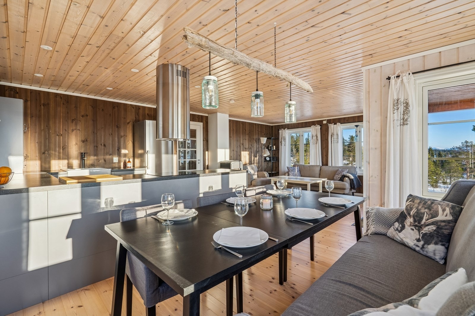 God plass til spisestue i direkte tilknytning kjøkkenet Galleribilde