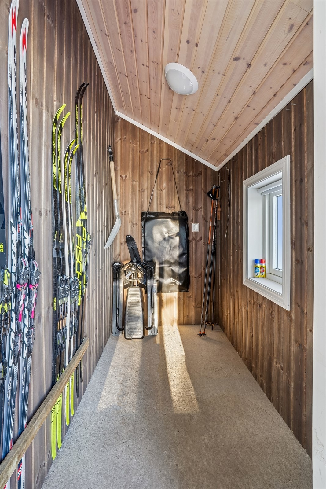 Det er også praktisk utebod i tilknytning inngangspartiet. Perfekt til oppbevaring av ski Galleribilde