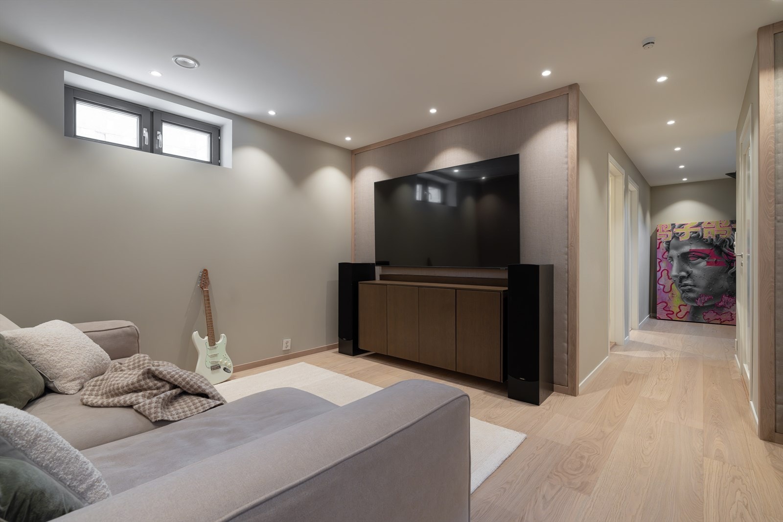 Kjelleretasjen har en praktisk planløsning bestående av bod, vaskerom og gode oppbevaringsmuligheter Galleribilde