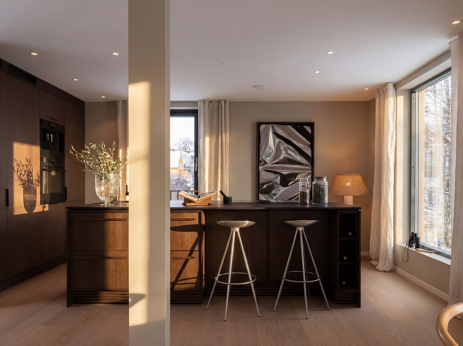 Kjøkkenet har en romslig utforming med en praktisk kjøkkenøy som skaper en naturlig overgang mellom stue/kjøkken Galleribilde