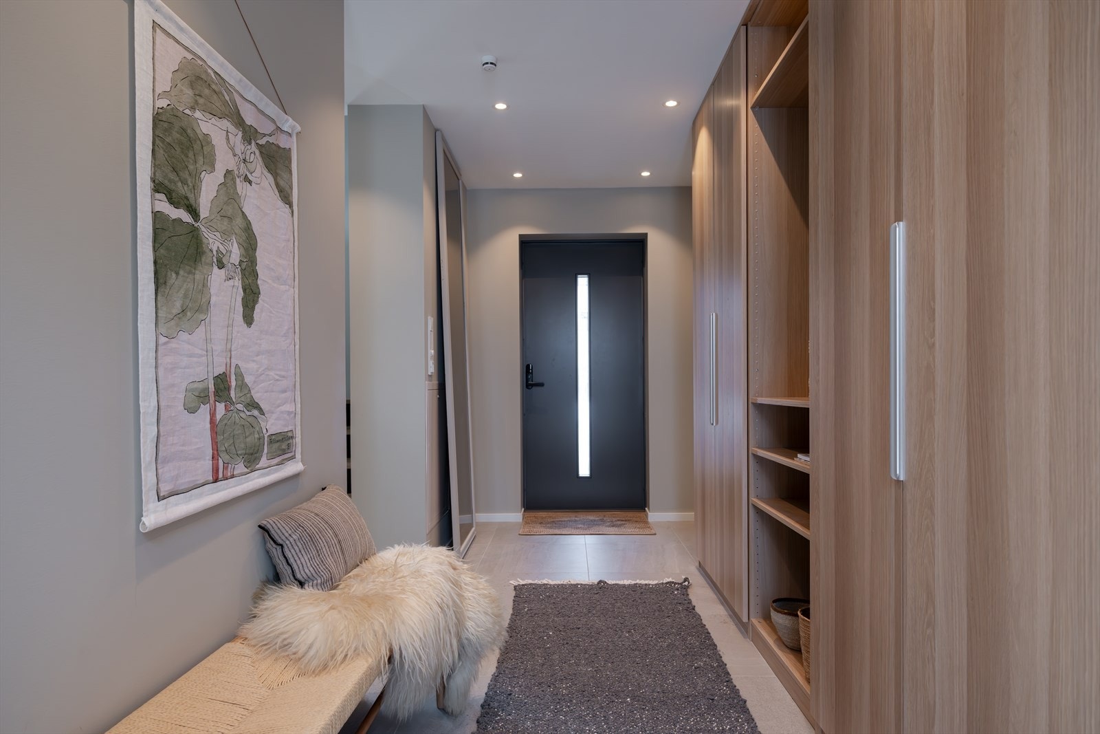 Velkommen inn! Lys og innbydende entré med praktiske garderobeskap Galleribilde