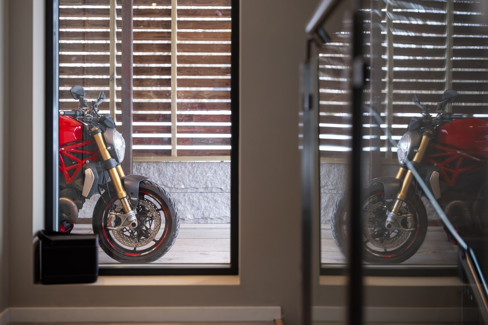 Detaljbilde. Det er videre god plass til gjesteparkering og snuplass på boligens tomt Galleribilde