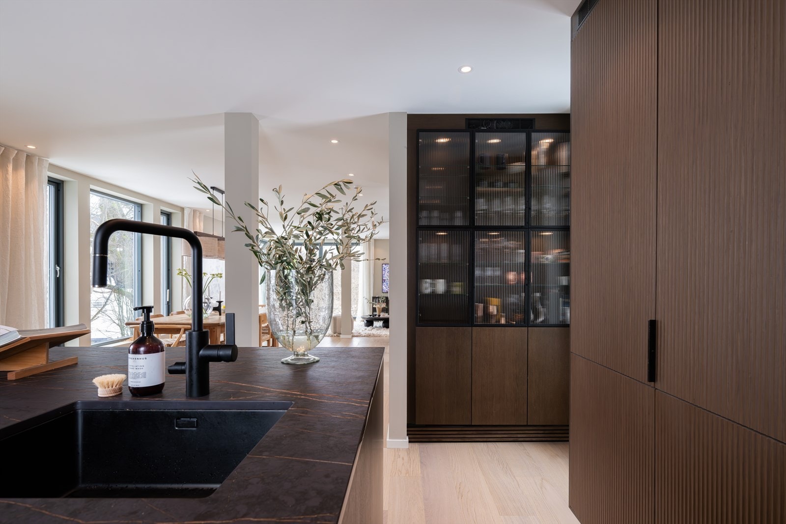 Kjøkkenet har rikelig med skap og benkeplass Galleribilde