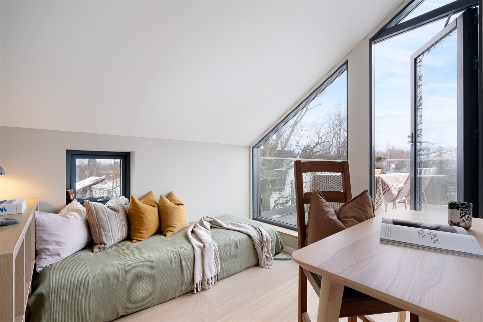 Lyst og luftig soverom med delikate fargetoner og naturlig lysinnslipp Galleribilde