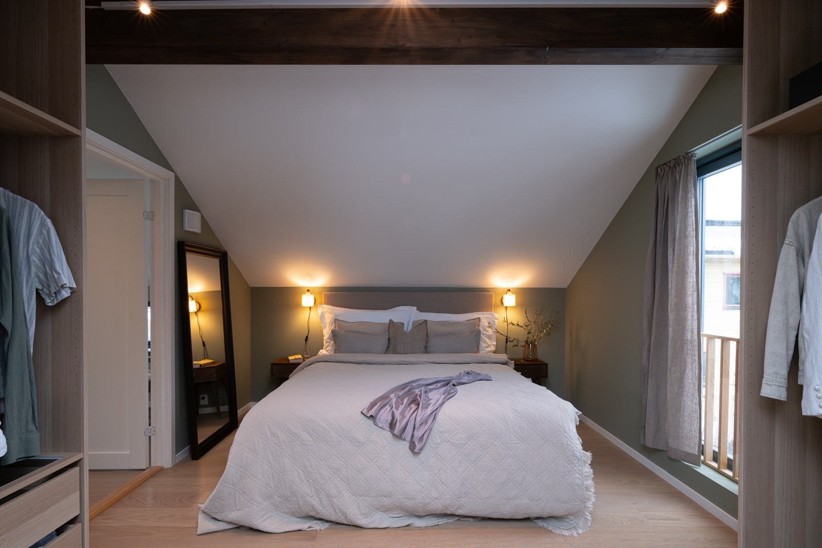 Lekkert hovedsoverom med lune farger og behagelig atmosfære Galleribilde