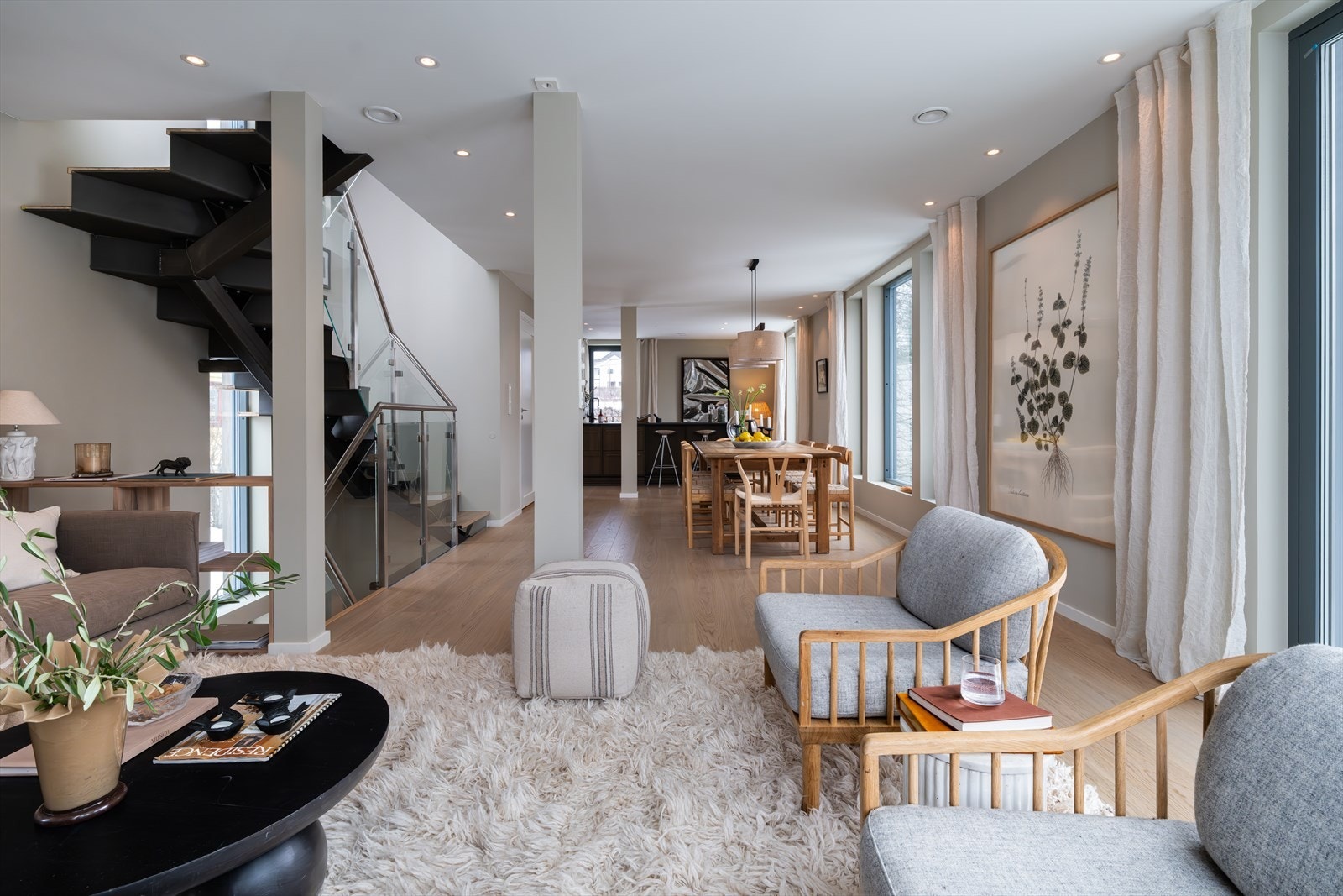 Boligen er malt i delikate fargevalg og har gjennomgående 1-stavs eikeparkett Galleribilde