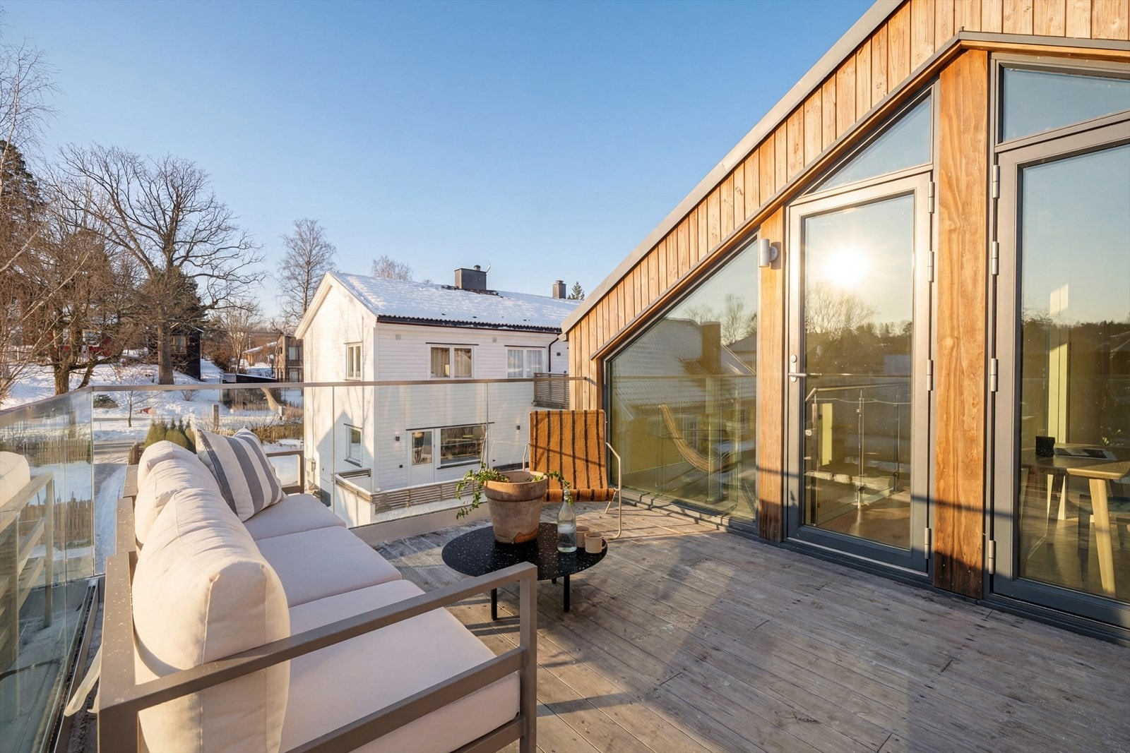 Takterrassen fungerer som et naturlig samlingspunkt som forlenger boligens oppholdsarealer og skaper en unik mulighet til å nyte utendørslivet i sommerhalvåret Galleribilde