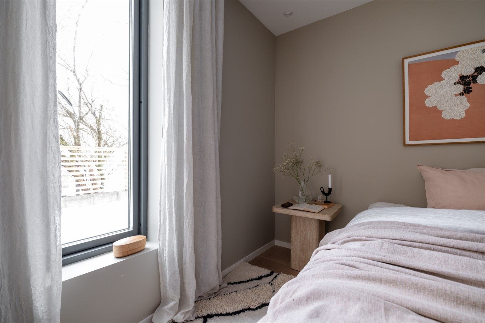 Soverommet har god plass til dobbeltseng med tilhørende nattbord Galleribilde